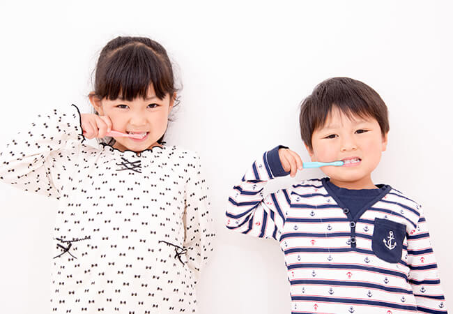 歯みがきをする女の子と男の子